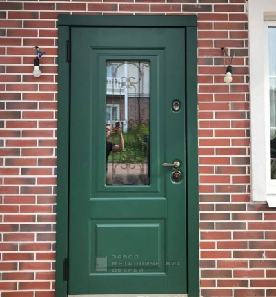 Зеленая входная дверь с стеклянной вставкой и коваными элементами №72