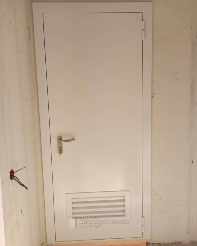 Однопольная противопожарная дверь с вентиляционной решеткой №89