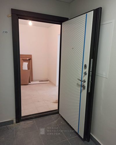 Железная дверь в квартиру с белой МДФ панелью внутри №75
